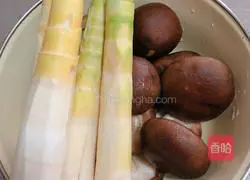 Cordyceps Flower Stewed Chicken (with Spring Bamboo Shoots and Shiitake Mushrooms) Recipe Illustration 2