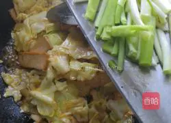 Illustration of how to make fried cabbage with fragrant dried vegetables 5