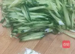 Illustration of how to make warm whole clams with golden needles 1