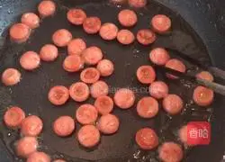 Illustration of how to make grilled sausages with fried egg buns 3