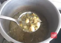 Illustration of how to make mung bean, white fungus and lotus seed soup 6