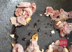 Illustration of how to cook garlic meat with broccoli 7