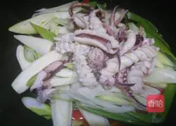 Illustration of how to make fried squid with double peppers and green onions 11