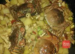 Illustration of how to cook hairy crabs braised in Babao chili sauce 3