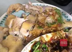 Illustration of how to make Cantonese-style chicken with red onions 10