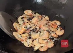 Illustration of how to stir-fry shrimps with tea flavor 7
