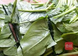 Illustration of how to make spinach and scrambled eggs 1