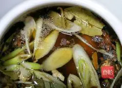 Illustration of how to make pig trotters in beer sauce 6 