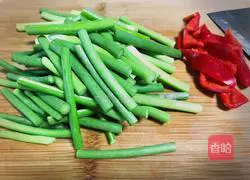 Sichuan - Illustration of Stir-fried Bacon with Garlic Moss 4