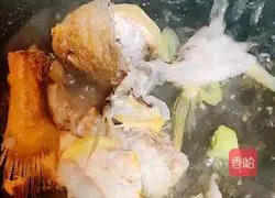 Illustration of how to make yellow croaker noodles 5