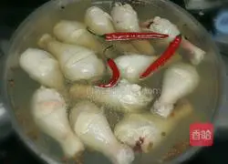 Illustration of how to cut chicken legs in white (not chopped) 4