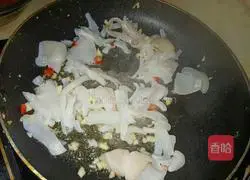 Illustration of how to make stir-fried squid with chives 2