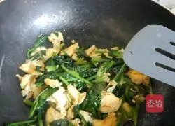 Illustration of how to make spinach and scrambled eggs 5