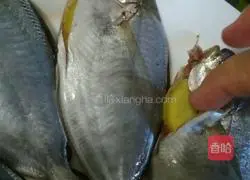 Illustration of how to make steamed small sea fish 2