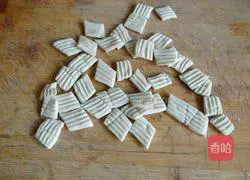 Illustration of how to mix tomato sauce with sesame seeds 6