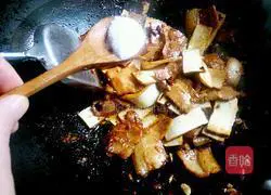 Illustration of how to make stir-fried twice-cooked pork with dried fragrant seeds 13