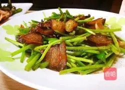 Illustration of how to stir-fry bacon with wormwood 8