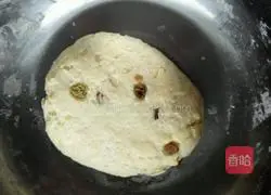 Illustration of how to make raisin scones 8