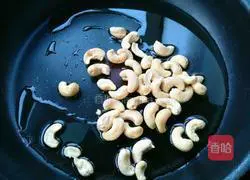 Illustration of how to stir-fry cashews with celery and lily 4