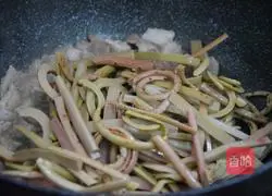 Illustration of how to cook bracken and stir-fried meat 5