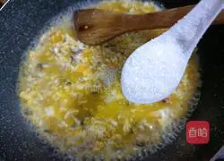 Illustration of how to make crab paste 10