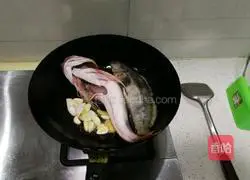 Illustration of how to make fish stewed with tofu and vermicelli 2