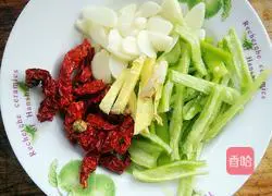 Illustration of how to make stir-fried razor clams with garlic flavor and chopped pepper 2