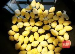 Illustration of how to make fried shrimps with celery and ginkgo 4