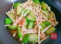 Illustration of how to stir-fry white jade mushrooms with shrimps and loofah 12