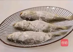Illustration of how to cook yellow croaker in sauce 5