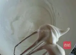 Illustration of how to make white and black yogurt mousse 3