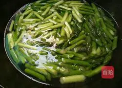 Asparagus Illustration of how to make fried pork slices 3