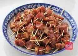 Illustration of how to make grilled toothpick meat 5