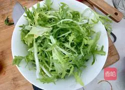 Illustration of how to make salad bitter chrysanthemum 3