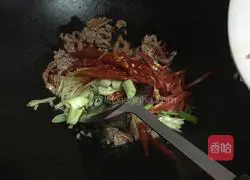 Illustration of how to make pickled pepper beef 6