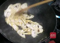 Bitter bamboo shoots and meat slices soup recipe 3