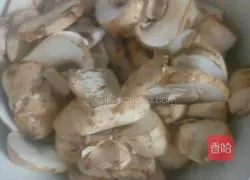 Illustration of how to make cream of mushroom soup at home 1