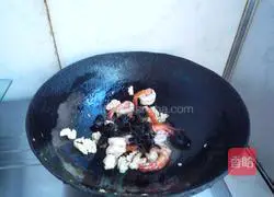 Illustration of how to make fried shrimps with fresh walnuts 6