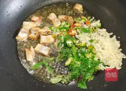 Illustration of how to cook eggplant with salted fish 6