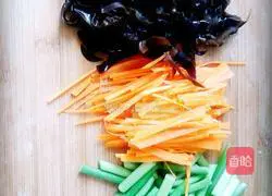 Illustration of how to make fish-flavored shredded pork with garlic and moss 3