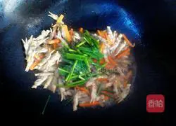 Illustration of how to stir-fry razor clams 6