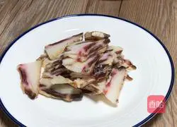 Illustration of how to cook cured fish in dry pot 2