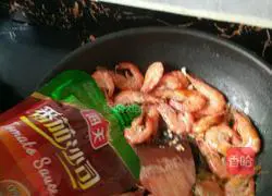 Illustration of how to make tomato sauce prawns 7
