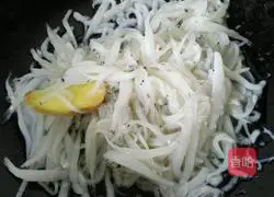 Illustration of how to make whitebait scrambled eggs 4