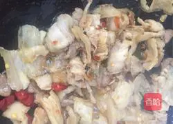 Illustration of how to make hand-shredded cabbage 9