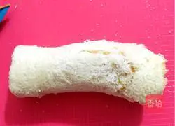 Illustration of how to make banana toast rolls 5