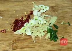 Illustration of how to stew crucian carp with sauerkraut 3