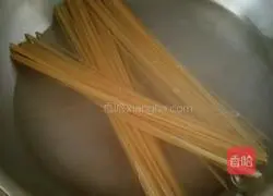 Illustration of how to make fried spaghetti with black pepper beef tenderloin 3