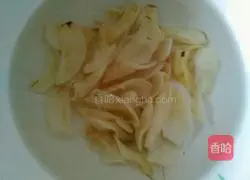 Illustration of how to stir-fry cashews with celery and lily 2