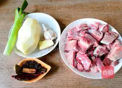 Illustration of how to make pork ribs and stewed potatoes 1